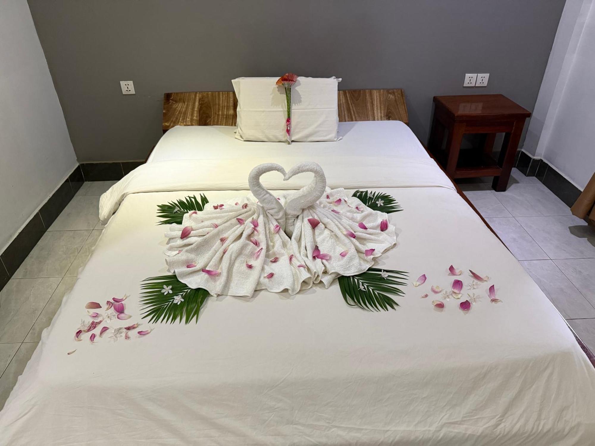 Neakru Guesthouse And Restaurant Kampot Εξωτερικό φωτογραφία